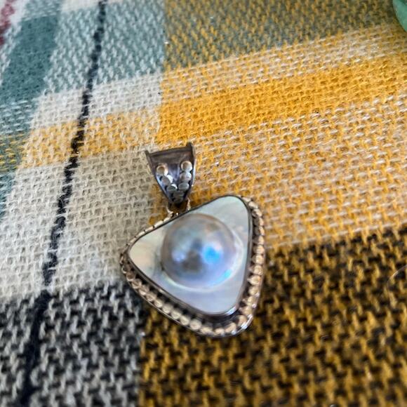 Sterling Silver Mother Of Pearl Blister Pendant - Picture 9 of 9